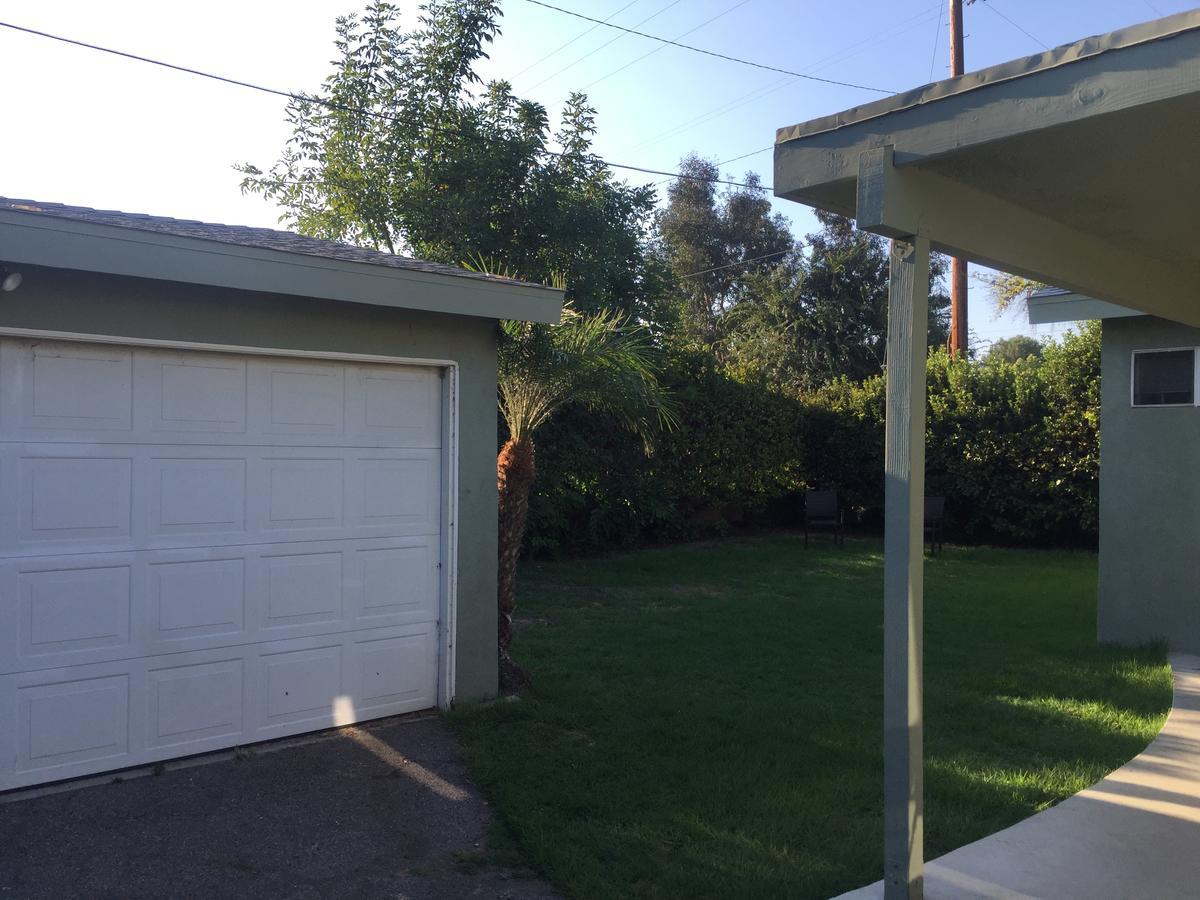 Valley Village // Sherman Oaks // North Hollywood Hostel - Los Angeles — Photos 1